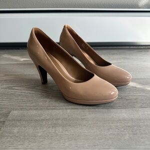 Clark’s Cushion Tan Beige Pumps 9